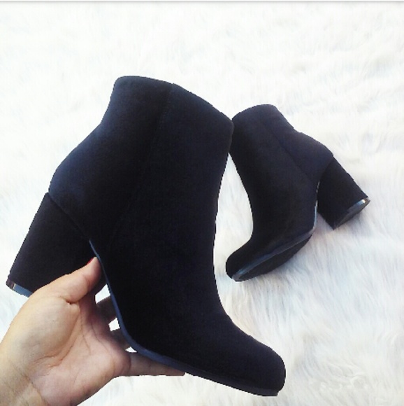 //The Amelia// Black Velvet Ankle booties - Picture 2 of 4