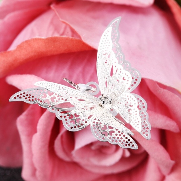 ❤️4 for $20 Sale Elegant Sliver Butterfly Necklace - Picture 3 of 3