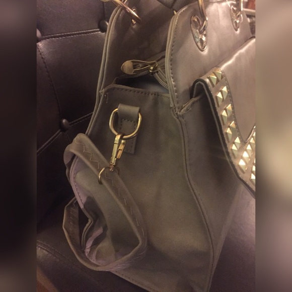 🌟FLASH SALE🌟Studded medium size purse - Picture 2 of 4