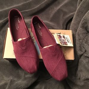 TOMS classic burgundy earth wise size 10
