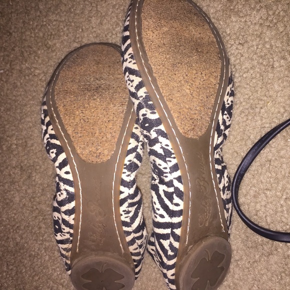 Black and white tribal print flats!!! - Picture 2 of 4