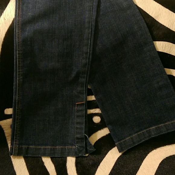 GAP Dark Wash Wide Capri. - Picture 3 of 8