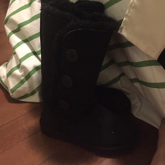 Black ugg boots