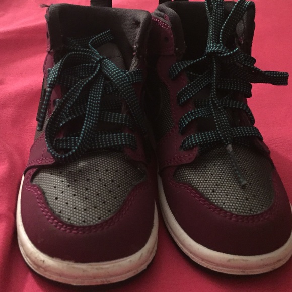 🚺🚹Like New Nike Jordan Retro 1's🚹🚺