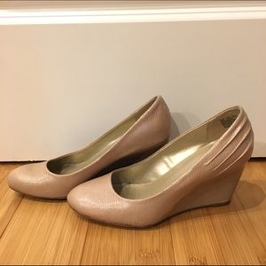 Bandolino wedge pumps