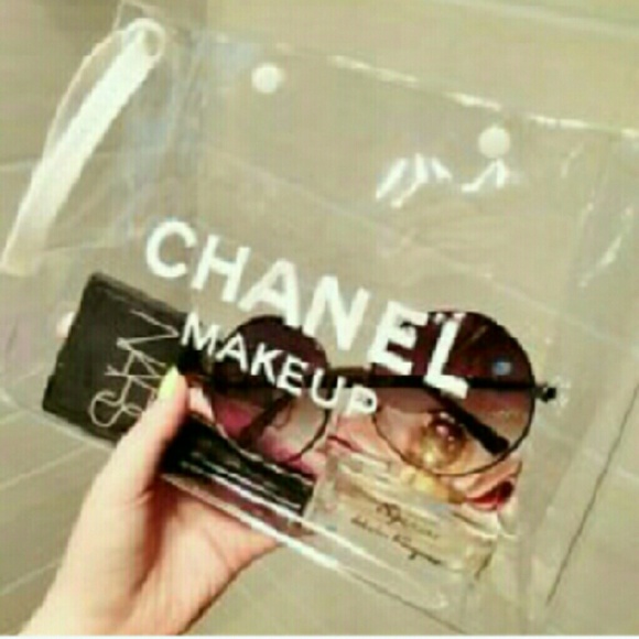 Sold**Nwot chanel makeup pouch - Picture 1 of 4