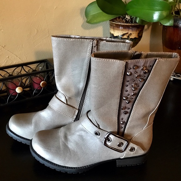 Boots - Picture 2 of 3