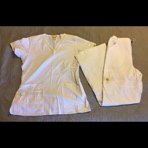 Wonderwink Scrubs White, S top, XS bottom