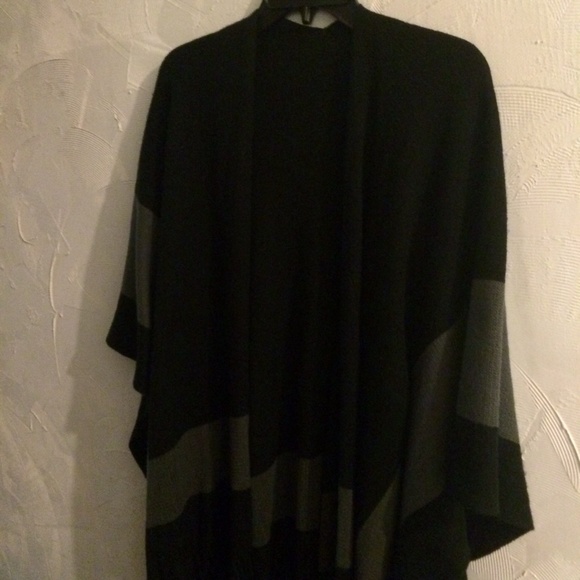 💲🅰️LE❗️BCBG Poncho/Wrap - Picture 3 of 3