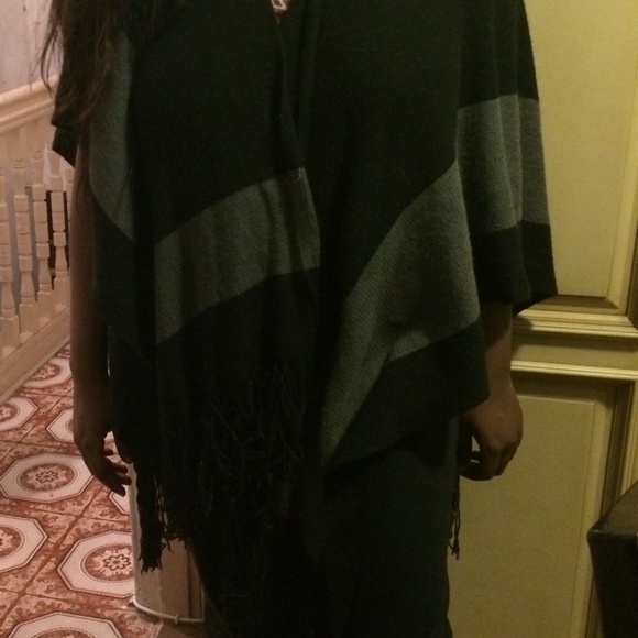 💲🅰️LE❗️BCBG Poncho/Wrap - Picture 2 of 3