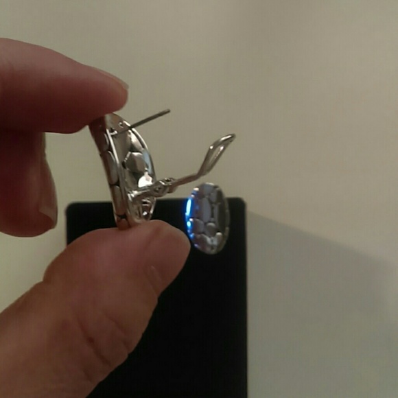 Rhodium pierced earrings - Picture 3 of 3