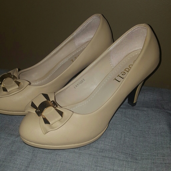 Beige closed toe heels - Picture 1 of 1