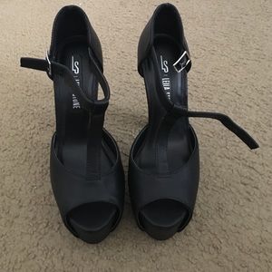 Brand New Black platform Heels