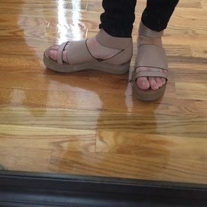 Coconuts by Matisse platform sandals 1 1/2 in heel