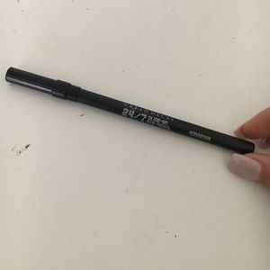 black eyeliner