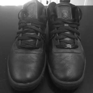 Men's Reebok classic all black tennis shoes