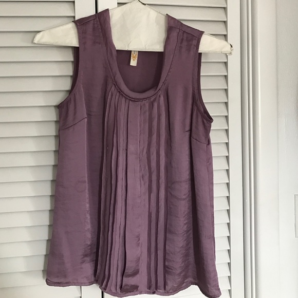 purple sleeveless blouse.