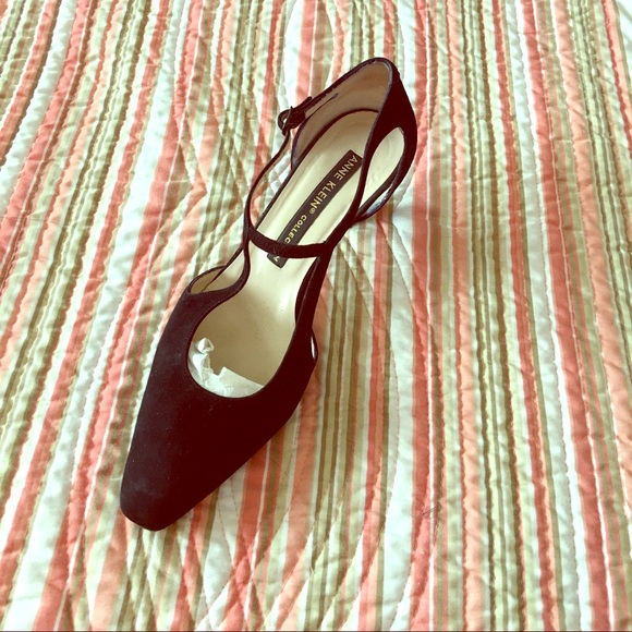Anne Klein Black suede pump