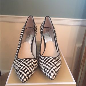Michael Kors Size 8 Flex mid pump black/white