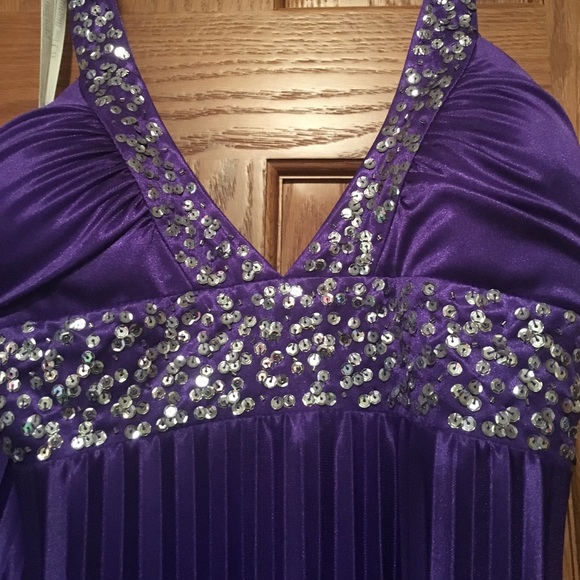 Large Morgan & Co. Formal Dress - Picture 3 of 4