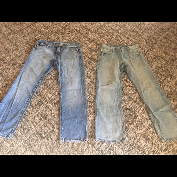 2 pair of men's light wash jeans