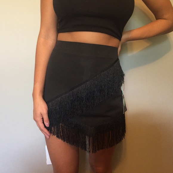 Size Medium black Kendall and Kylie mini skirt - Picture 2 of 3