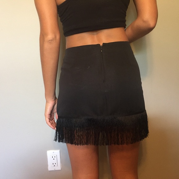 Size Medium black Kendall and Kylie mini skirt - Picture 3 of 3