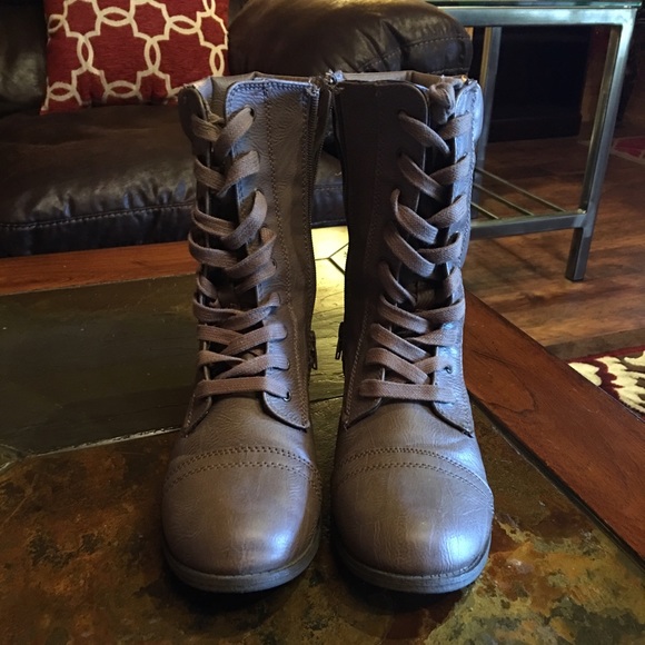 Women's boots size 8