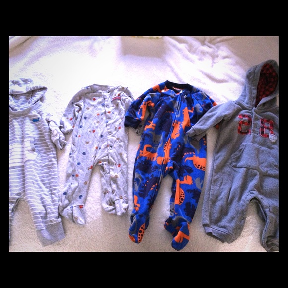 4 outfits 2 footies 2 without