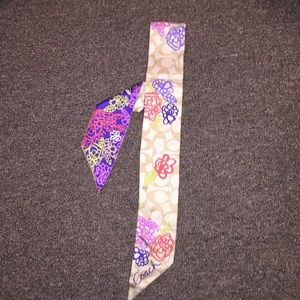 Reversible coach scarf