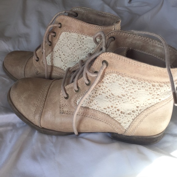 *SOLD* DO NOT PURCHASE Tan lace bootie