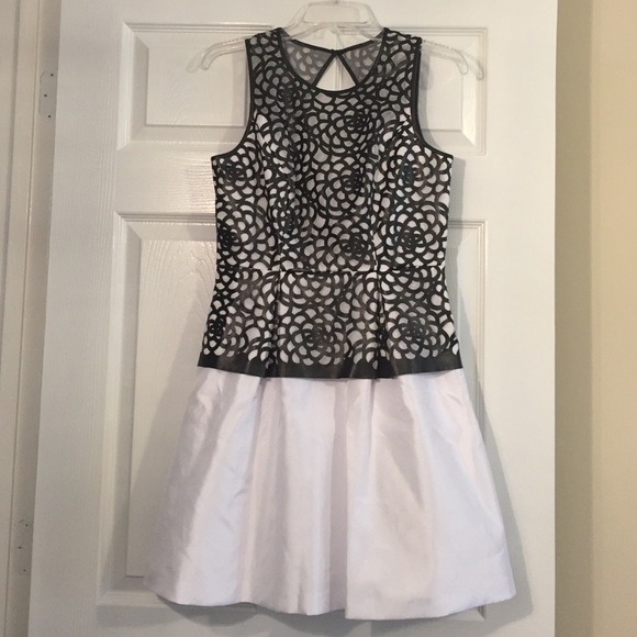 Jessica Simpson stunning black/white dress
