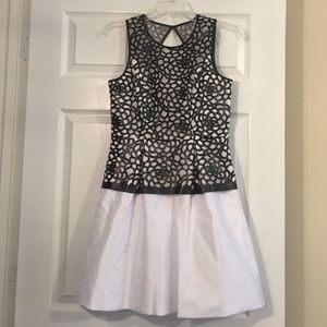 Jessica Simpson stunning black/white dress