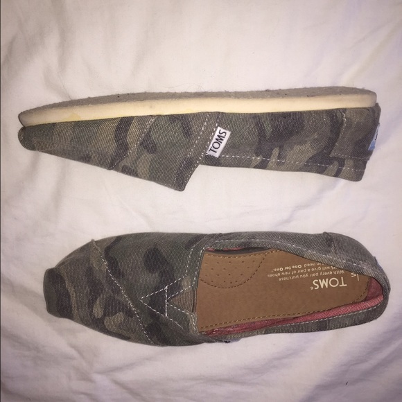 TOMS Classic Canvas Camo Shoes