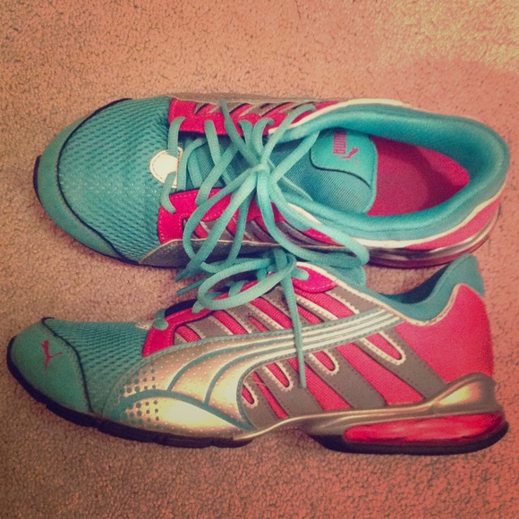 Very gently worn PUMA tennis shoes