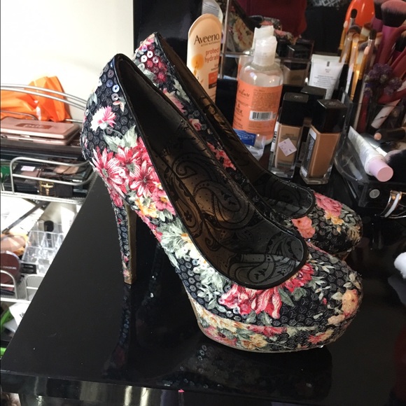Heels - Picture 2 of 2