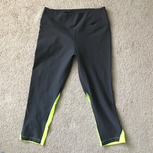 Nike crops - Picture 1 of 2