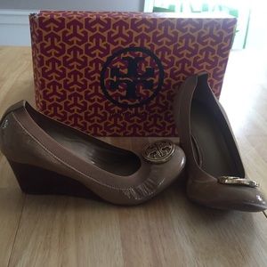 Tory Burch Caroline Wedge- Sand NWT - never worn