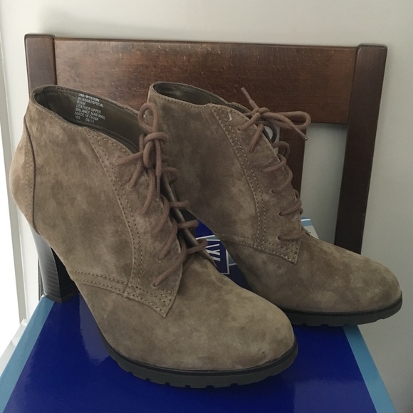 White Mountain Special 6 1/2 tie up booty 3" heel