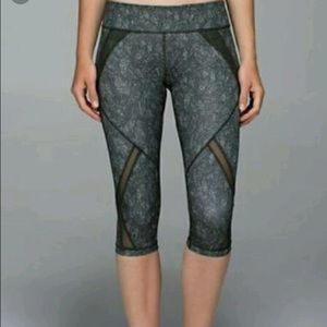 Lululemon Sz 6 Gator Green Cool to Street Crop EUC