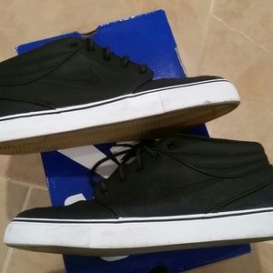 Nike SB Mid Top sneakers