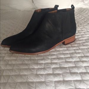 GAP black leather pointy toe booties, size 8.5