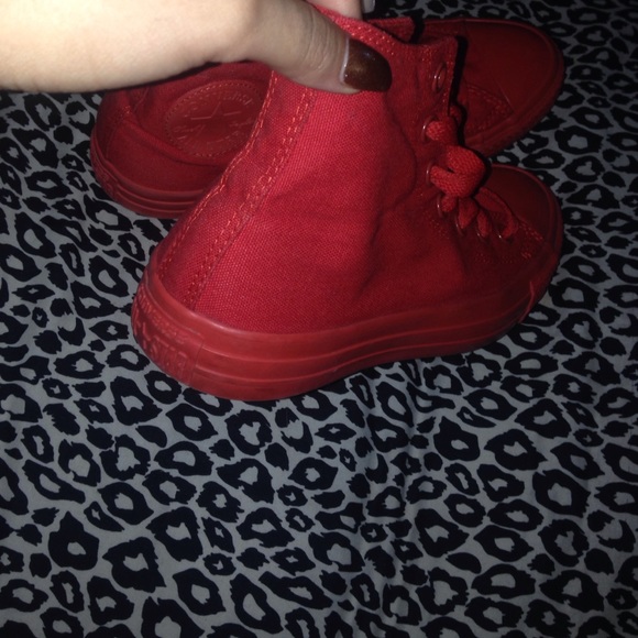 All red converse - Picture 2 of 4
