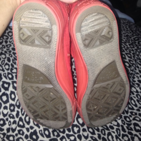 All red converse - Picture 3 of 4