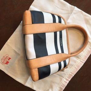 💕💋💕 - Simple Black & White Coach Purse 💕💋💕