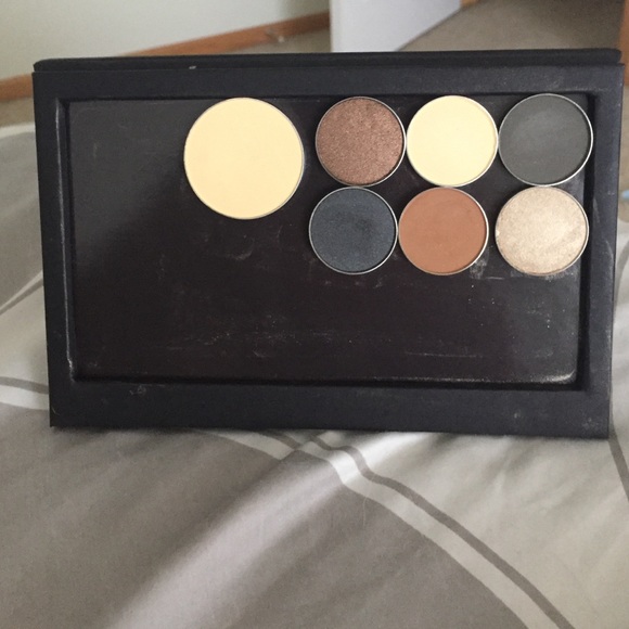 6 Ofra Eyeshadows and 1 Ofra Banana Setting Powder