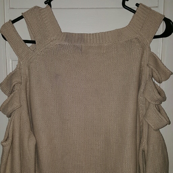 EVERYTHING ON SALE ❣️❣️ Cute shoulder cut sweater