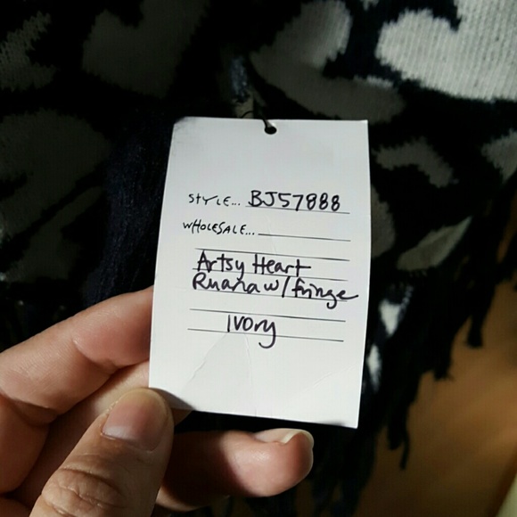 Betsey Johnson NWT artsy hearts ivory black shawl - Picture 2 of 4