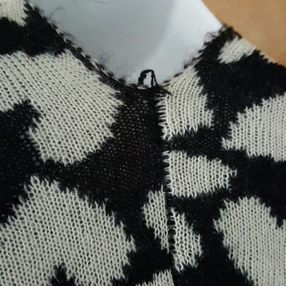 Betsey Johnson NWT artsy hearts ivory black shawl - Picture 4 of 4