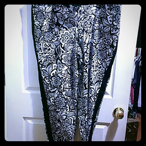 Abstract floral print ankle pants